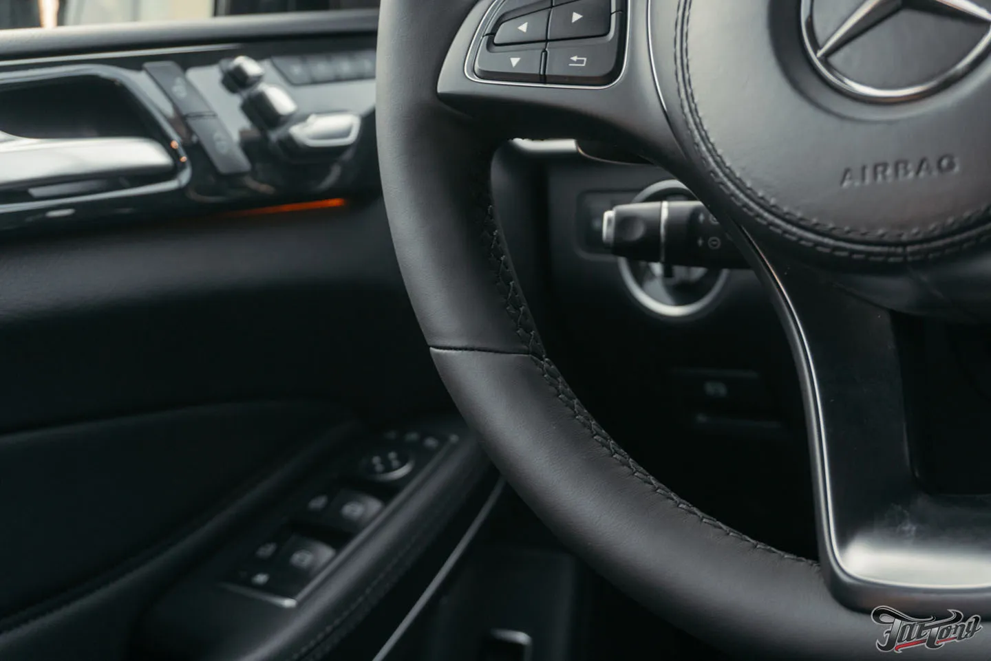 Перетяжка обода и подушки руля Mercedes GLS в кожу
